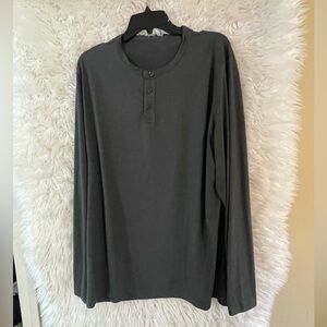 Vuori Mens Ease Performance Long Sleeve Henley Shirt.
Size XXL; Style: V194